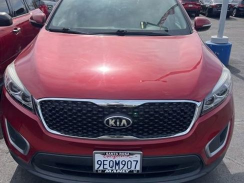 Used 2017 Kia Sorento LX w/ LX Convenience Package image 2