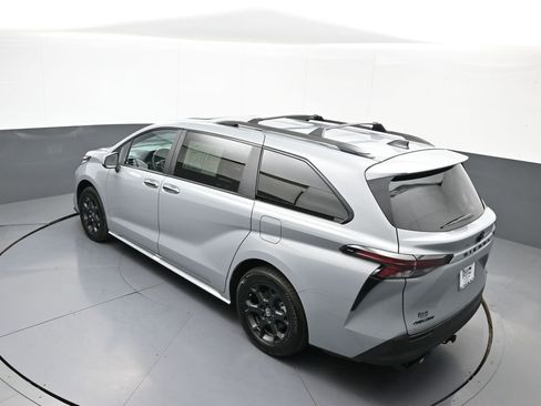 Used 2025 Toyota Sienna XLE Woodland Edition AWD/4WD image 42