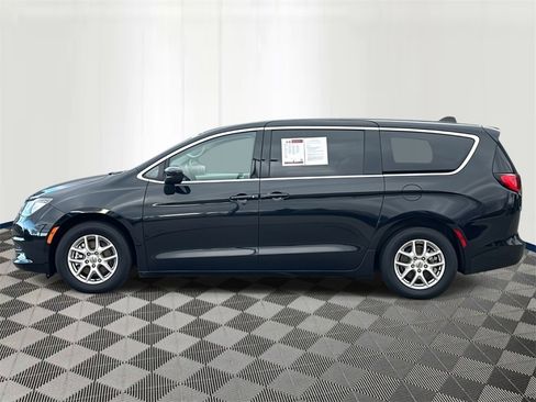 Used 2023 Chrysler Voyager LX image 2