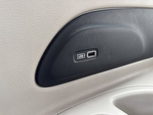 Used 2017 Chrysler Pacifica Touring-L w/ Tire & Wheel Group image 16