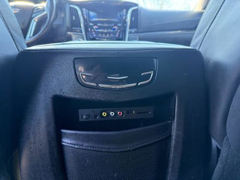 Used 2015 Cadillac Escalade Platinum image 12