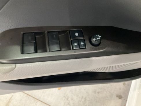 Used 2022 Toyota Camry SE image 5