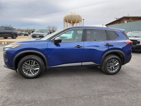 Used 2023 Nissan Rogue S image 2