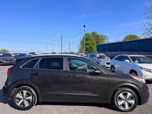 Used 2017 Kia Niro EX FWD image 5
