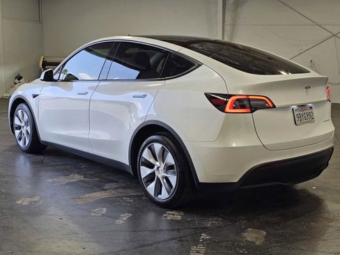 Used 2022 Tesla Model Y Long Range AWD/4WD image 2