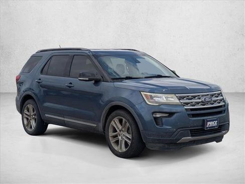 Used 2018 Ford Explorer XLT w/ Equipment Group 202A FWD image 3