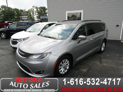 Used 2017 Chrysler Pacifica Touring-L image 1
