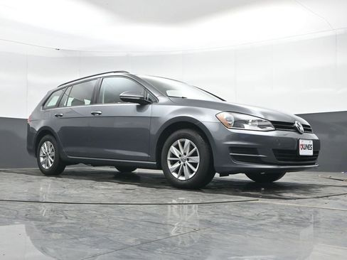 Used 2016 Volkswagen Golf S image 37