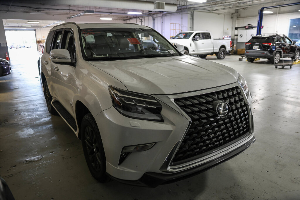 Used 2022 Lexus GX 460 Premium w/ Accessory Package AWD/4WD image 2