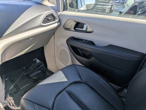 Used 2024 Chrysler Pacifica Touring-L image 14