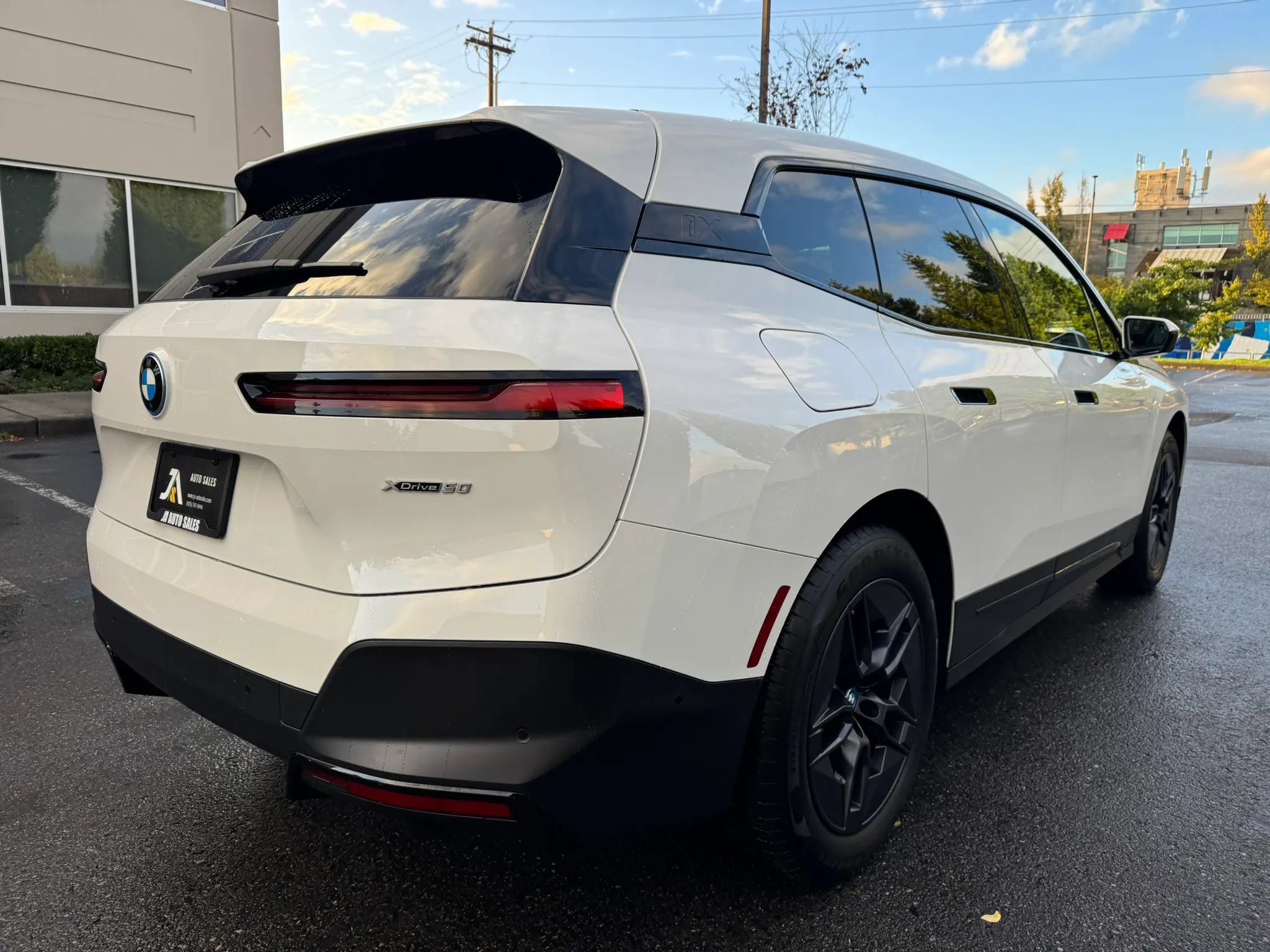 Used 2023 BMW iX xDrive50 w/ Convenience Package AWD/4WD image 9