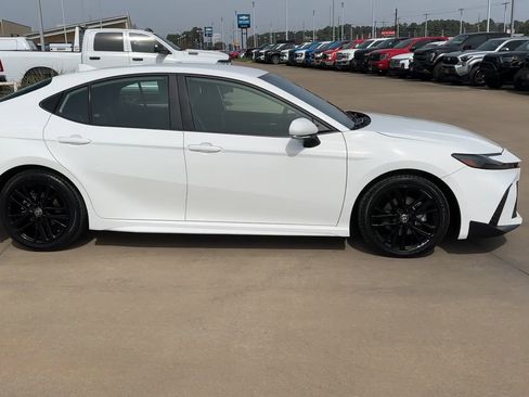 Used 2025 Toyota Camry SE image 2