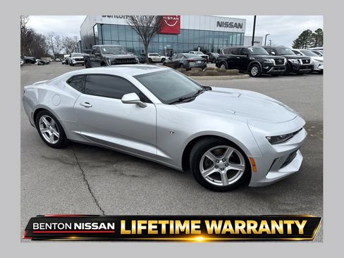 Used 2018 Chevrolet Camaro LT RWD image 1