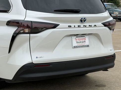Used 2025 Toyota Sienna XLE image 6