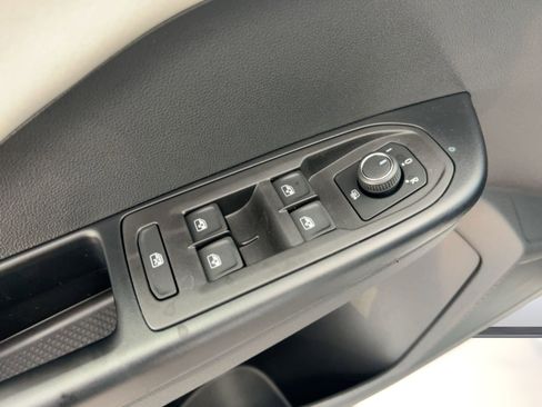 New 2026 Volkswagen Taos SE image 13