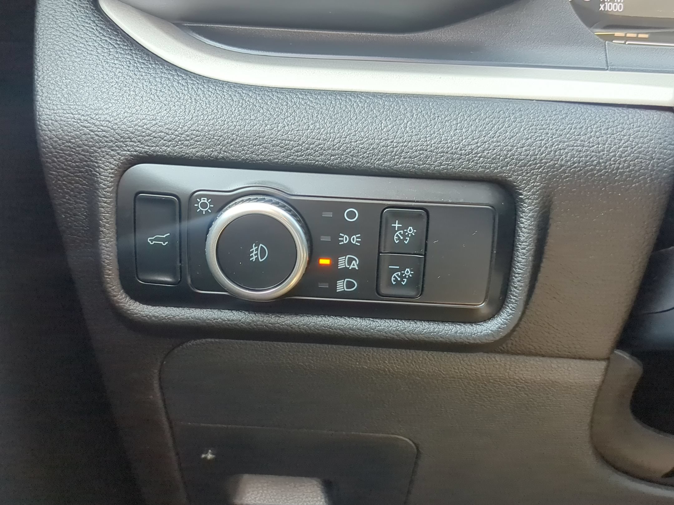 Used 2024 Ford Explorer XLT w/ Equipment Group 202A RWD image 18