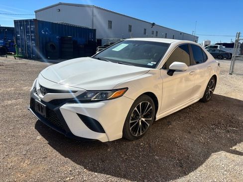 Used 2018 Toyota Camry SE w/ Convenience Package image 2