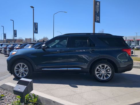 Used 2022 Ford Explorer XLT w/ Equipment Group 202A image 9