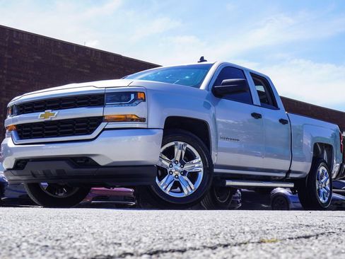 Used 2018 Chevrolet Silverado 1500 Custom w/ Custom Value Package RWD image 1