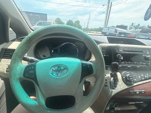 Used 2011 Toyota Sienna XLE FWD image 30