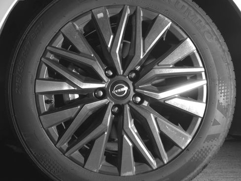 Used 2025 Nissan Altima 2.5 SV image 12