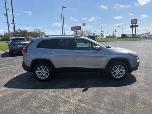 Used 2017 Jeep Cherokee Latitude AWD/4WD image 6