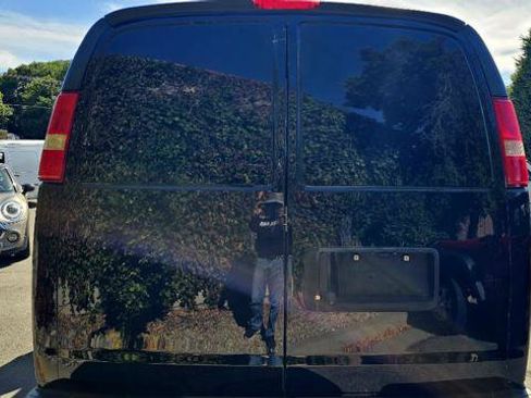 Used 2018 Chevrolet Express 2500 w/ Driver Convenience Package RWD image 6
