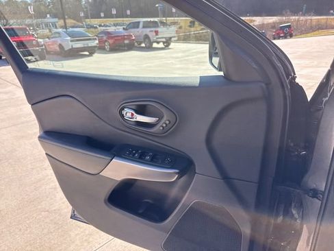 Used 2019 Jeep Cherokee Limited image 21