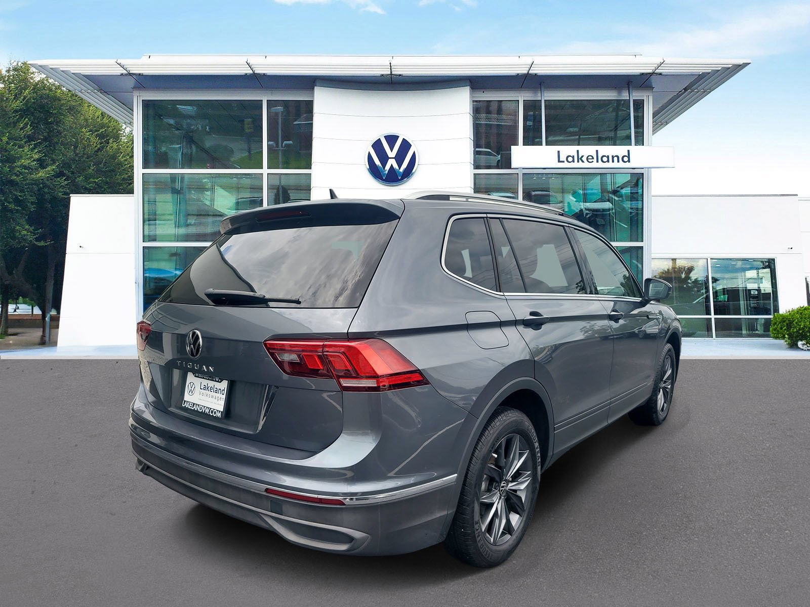 Used 2022 Volkswagen Tiguan SE w/ Panoramic Sunroof Package FWD image 3