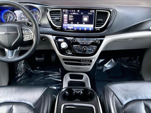 Used 2022 Chrysler Pacifica Touring-L image 7