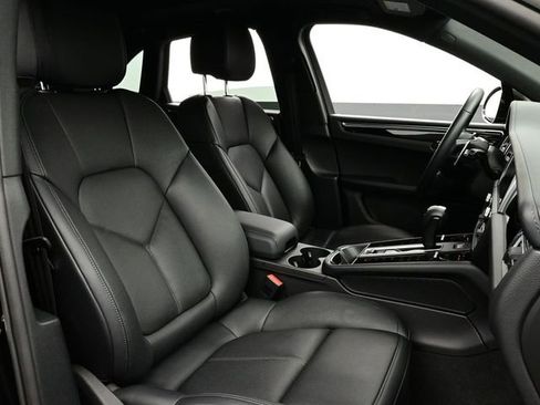 Certified 2025 Porsche Macan AWD/4WD image 18