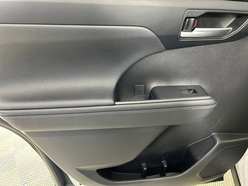 Used 2024 Toyota Highlander LE image 15