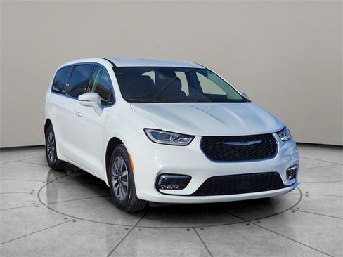 Certified 2022 Chrysler Pacifica Touring-L image 14