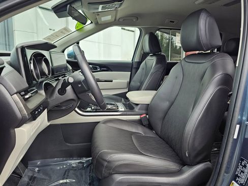 Used 2024 Kia Carnival EX FWD image 21