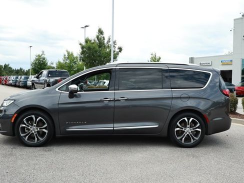 Used 2022 Chrysler Pacifica Pinnacle FWD image 9
