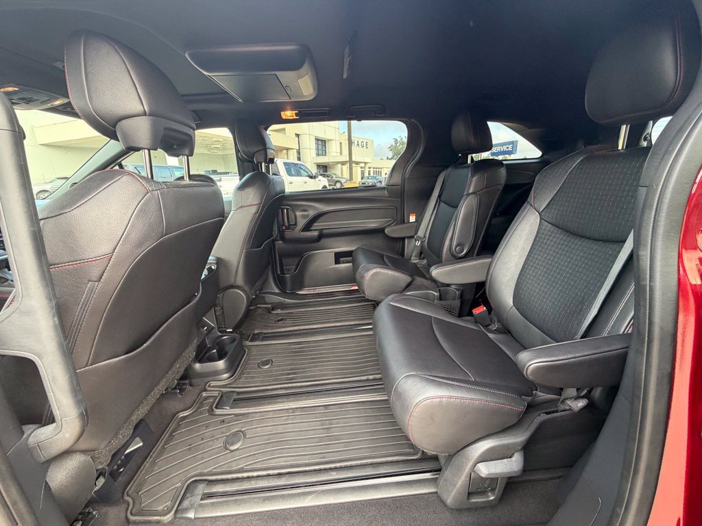 Used 2025 Toyota Sienna XSE w/ XSE Plus Package FWD image 18