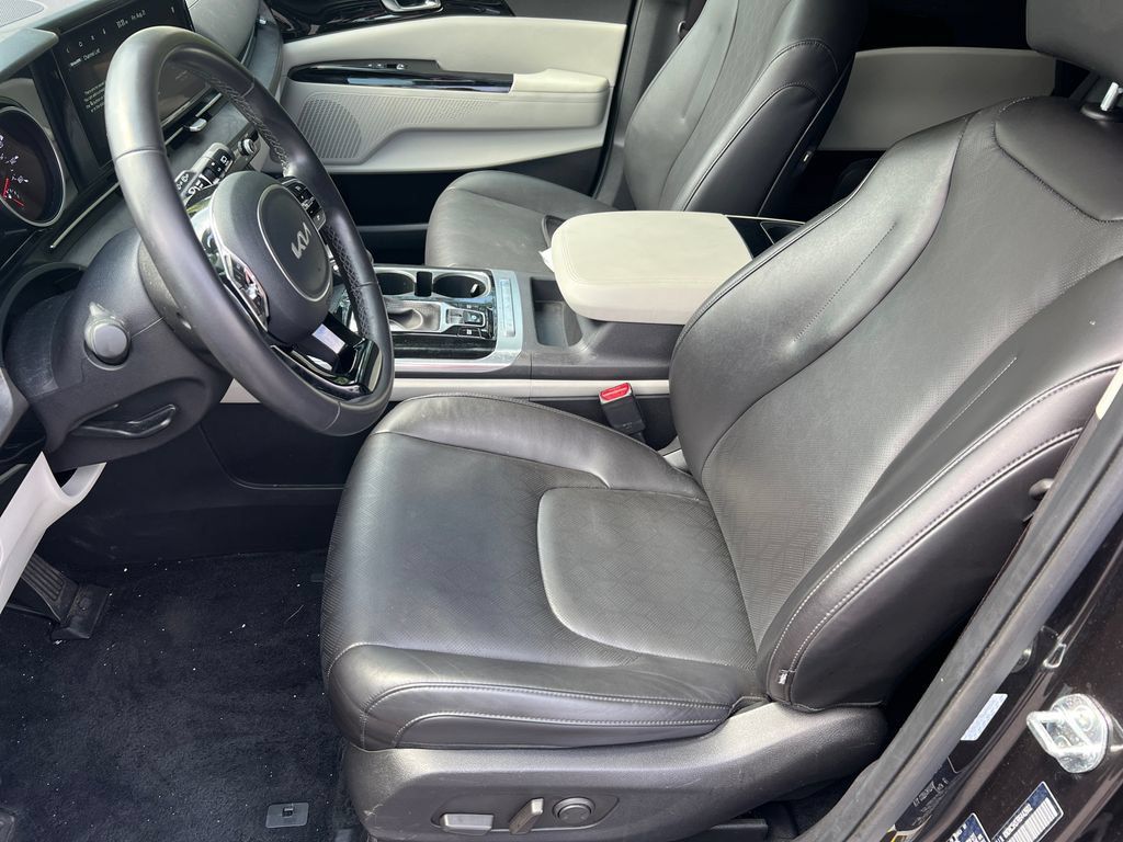 Used 2024 Kia Carnival EX FWD image 9