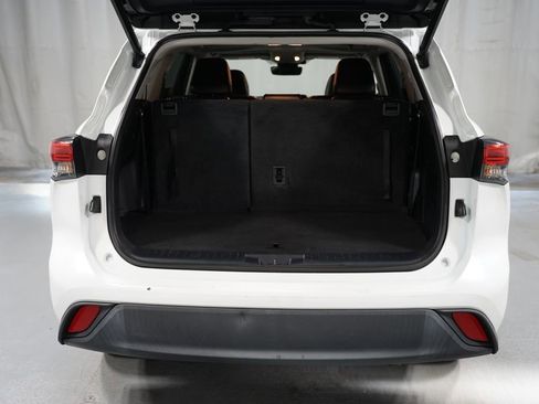 Used 2022 Toyota Highlander XLE FWD image 36