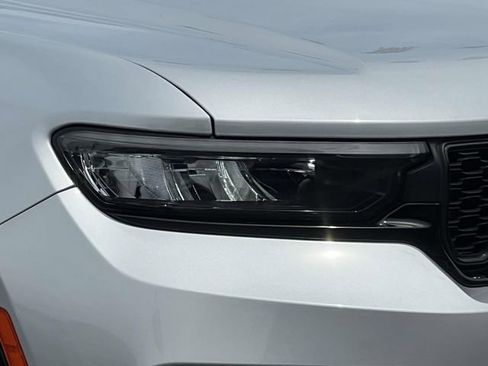 Used 2023 Jeep Grand Cherokee Altitude image 8