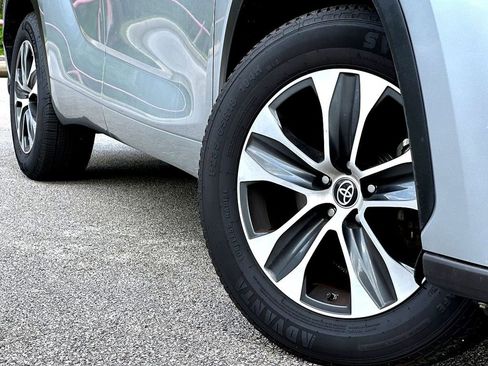 Used 2023 Toyota Highlander XLE FWD image 2