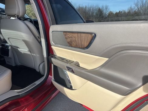 Used 2019 Lincoln Continental Select image 43