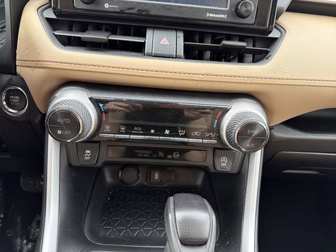 Used 2021 Toyota RAV4 XLE w/ Carpet Mat Package (TMS) image 20