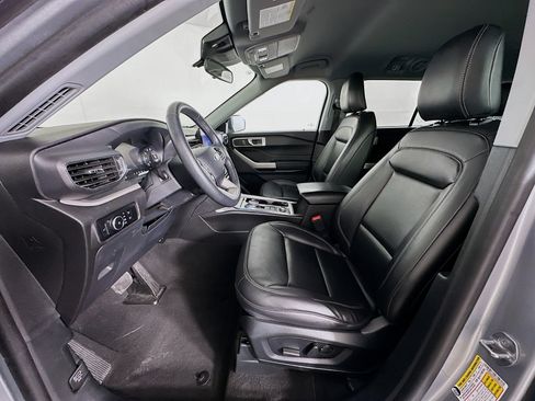 Used 2024 Ford Explorer XLT w/ Equipment Group 202A image 13