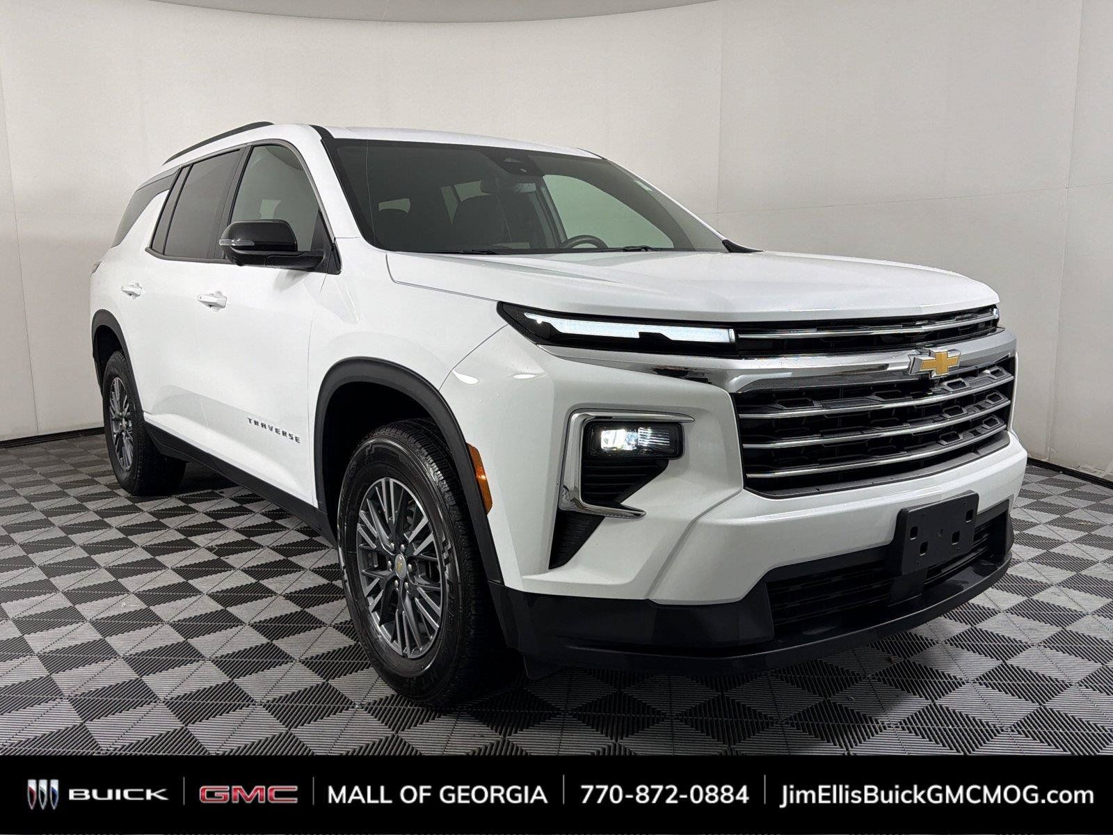 Used 2024 Chevrolet Traverse LT FWD image 1
