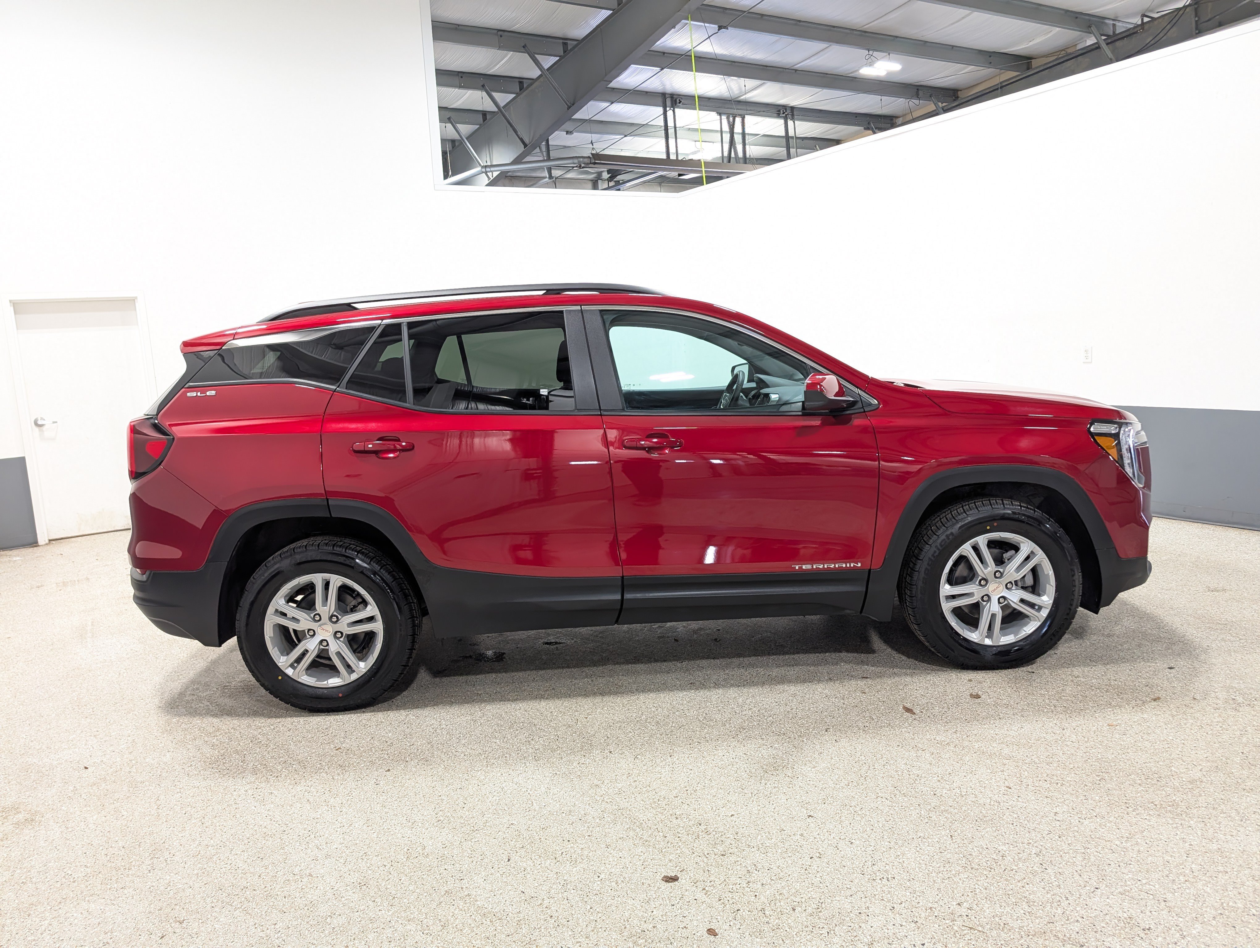 Used 2024 GMC Terrain SLE w/ Driver Convenience Package AWD/4WD image 2