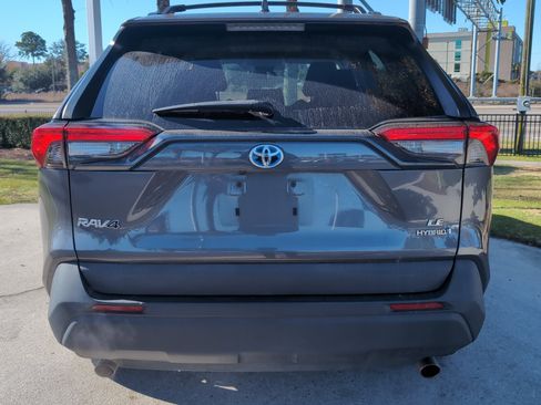 Used 2021 Toyota RAV4 LE image 9