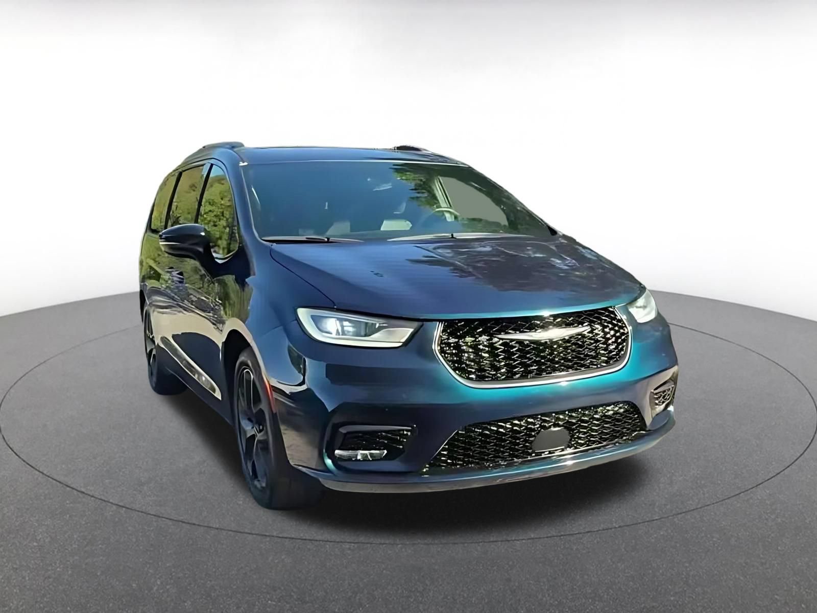 Used 2025 Chrysler Pacifica Limited FWD image 3