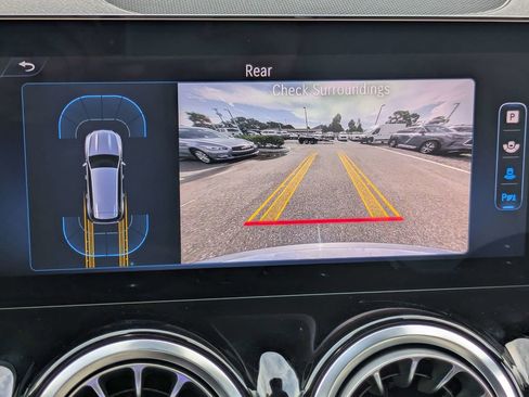 Used 2025 Mercedes-Benz GLB 250 image 23