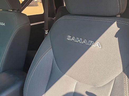 Used 2018 Jeep Wrangler Sahara w/ Connectivity Group AWD/4WD image 8