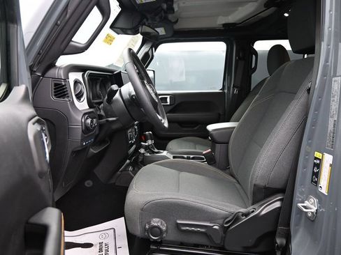 Used 2025 Jeep Wrangler Unlimited Sahara AWD/4WD image 9